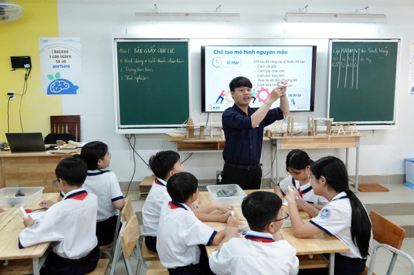 Công nghệ là đôi cánh, thầy là ngọn gió nâng ước mơ học sinh bay cao