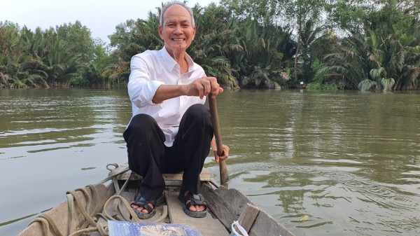 Cụ ông TP.HCM chèo ghe đưa đón 16 đứa cháu đi học mỗi ngày