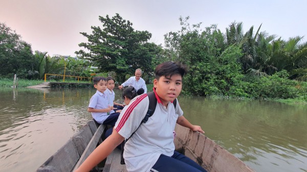 Cụ ông TP.HCM chèo ghe đưa đón 16 đứa cháu đi học mỗi ngày
