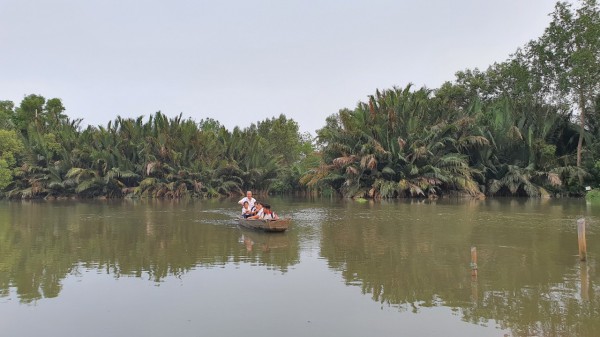 Cụ ông TP.HCM chèo ghe đưa đón 16 đứa cháu đi học mỗi ngày