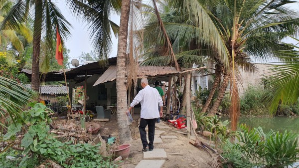 Cụ ông TP.HCM chèo ghe đưa đón 16 đứa cháu đi học mỗi ngày