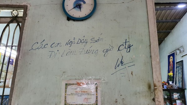 Cụ ông TP.HCM chèo ghe đưa đón 16 đứa cháu đi học mỗi ngày