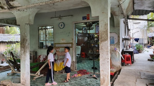 Cụ ông TP.HCM chèo ghe đưa đón 16 đứa cháu đi học mỗi ngày