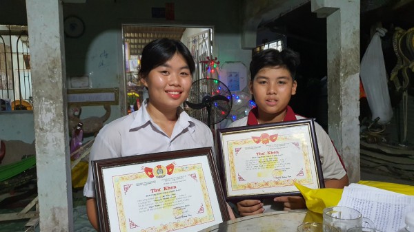 Cụ ông TP.HCM chèo ghe đưa đón 16 đứa cháu đi học mỗi ngày