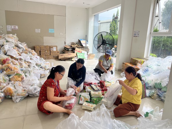 Cứu trợ miền Trung: Thùng nước của thầy giáo và tấm lòng người Phú Yên