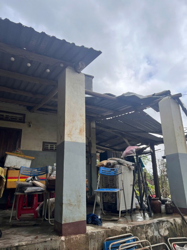 Cứu trợ miền Trung: Thùng nước của thầy giáo và tấm lòng người Phú Yên