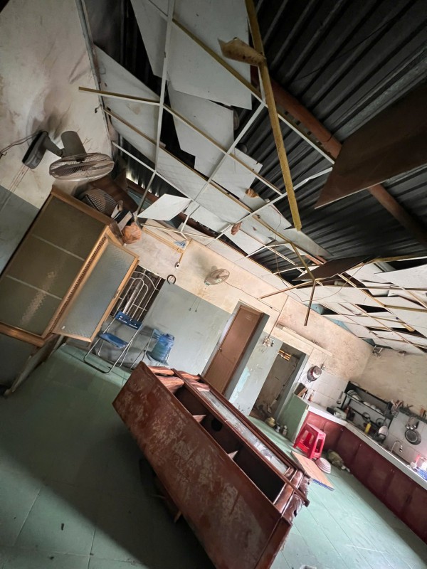 Cứu trợ miền Trung: Thùng nước của thầy giáo và tấm lòng người Phú Yên