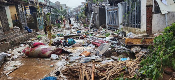 Cứu trợ miền Trung: Thùng nước của thầy giáo và tấm lòng người Phú Yên