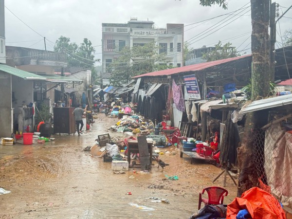 Cứu trợ miền Trung: Thùng nước của thầy giáo và tấm lòng người Phú Yên