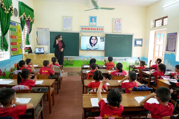 'Cứu trợ' tiếng Anh cho các trường vùng cao