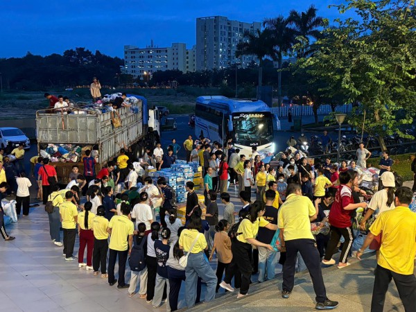 Cứu trợ vùng lũ miền Trung: Hàng ngàn sinh viên TP.HCM cấp tập xuyên đêm