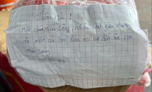 Cứu trợ vùng lũ miền Trung: Hàng ngàn sinh viên TP.HCM cấp tập xuyên đêm