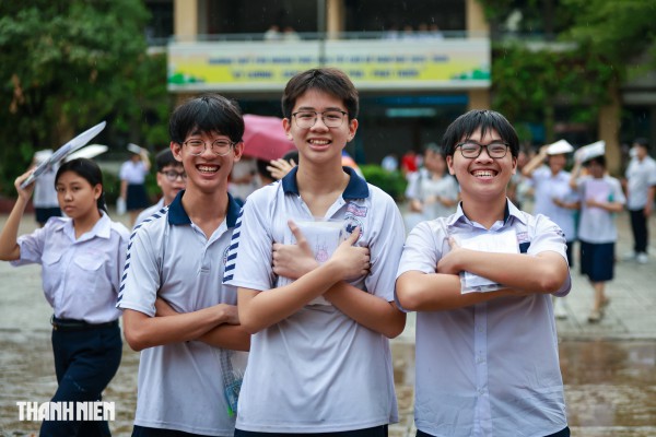 Dầm mình trong mưa, cha mẹ kiên nhẫn đợi con khép lại kỳ thi lớp 10