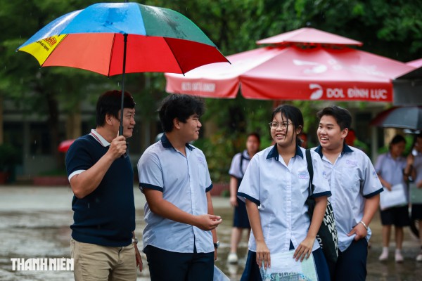 Dầm mình trong mưa, cha mẹ kiên nhẫn đợi con khép lại kỳ thi lớp 10