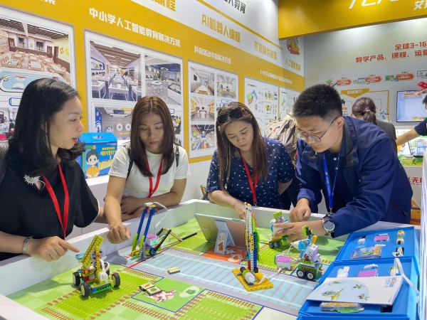 Dấu ấn nữ giáo viên trong làn sóng STEM tại VN