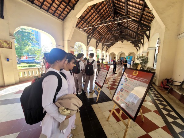 Diễn viên 'Mưa đỏ', á hậu cùng học sinh trường chuyên chống lừa đảo trực tuyến Diễn viên 'Mưa đỏ', á hậu cùng học sinh trường chuyên chống lừa đảo trực tuyến