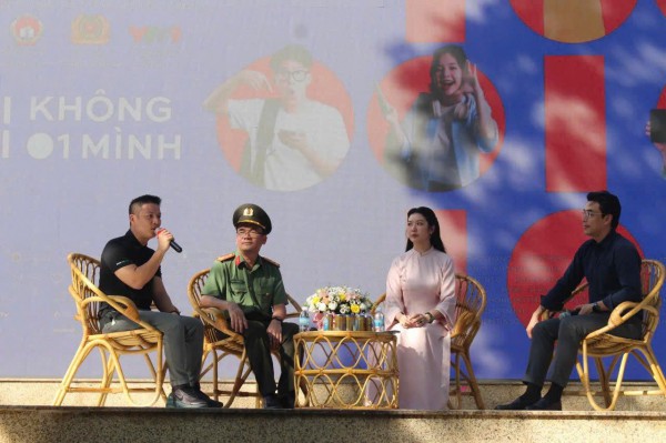 Diễn viên 'Mưa đỏ', á hậu cùng học sinh trường chuyên chống lừa đảo trực tuyến Diễn viên 'Mưa đỏ', á hậu cùng học sinh trường chuyên chống lừa đảo trực tuyến