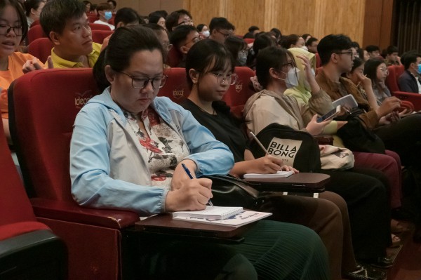 Du học Pháp bằng tiếng Anh, có bắt buộc phải biết tiếng Pháp?