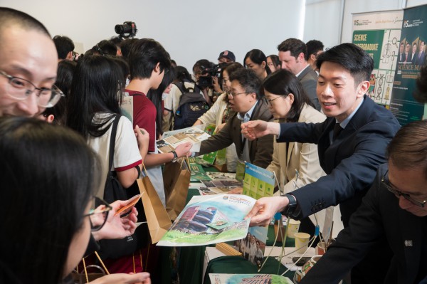 Du học sinh không chọn Mỹ, Canada mà đổ về châu Âu, châu Á, vì sao?