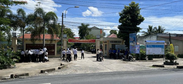 Dùng điện thoại sau 4 phút làm đề văn tốt nghiệp THPT, thí sinh bị đình chỉ Dùng điện thoại sau 4 phút làm đề văn tốt nghiệp THPT, thí sinh bị đình chỉ