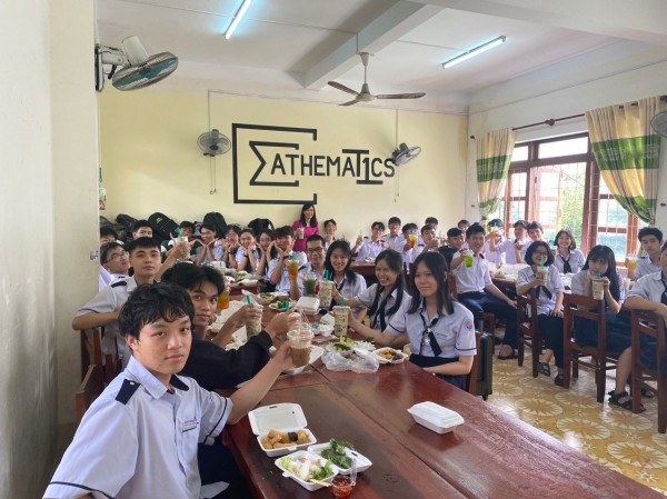 Gần 1.000 học sinh ở Phú Yên được nhận quà Ngày nhà giáo Việt Nam 20.11
