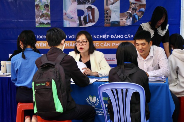 Gần 40% thí sinh không xét tuyển ĐH, trường phổ thông cần làm gì?