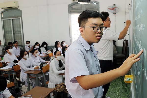 Gần 40% thí sinh không xét tuyển ĐH, trường phổ thông cần làm gì?