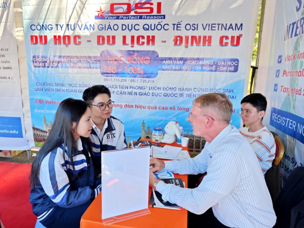 Gần 5.000 học sinh lớp 12 'hít thở' không khí đại học trước các kỳ thi lớn