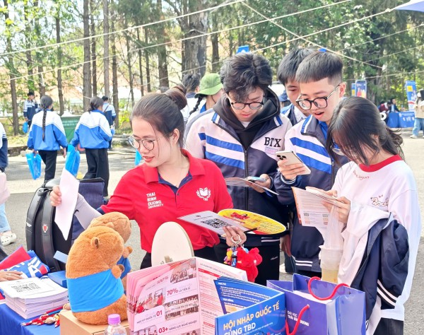 Gần 5.000 học sinh lớp 12 'hít thở' không khí đại học trước các kỳ thi lớn