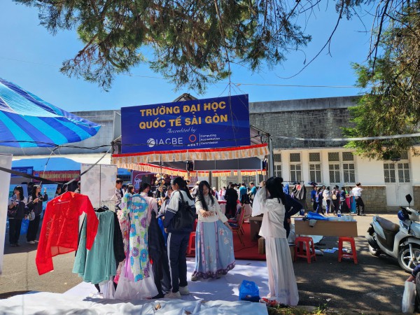 Gần 5.000 học sinh lớp 12 'hít thở' không khí đại học trước các kỳ thi lớn