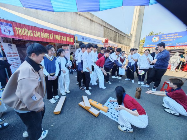 Gần 5.000 học sinh lớp 12 'hít thở' không khí đại học trước các kỳ thi lớn