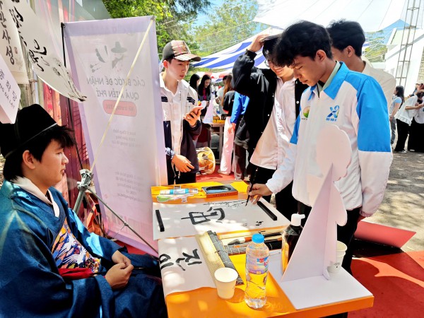 Gần 5.000 học sinh lớp 12 'hít thở' không khí đại học trước các kỳ thi lớn