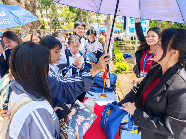 Gần 5.000 học sinh lớp 12 'hít thở' không khí đại học trước các kỳ thi lớn