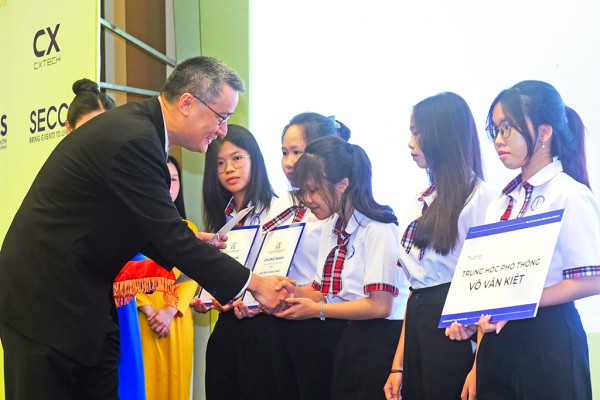 Gần 8,8 tỷ đồng học bổng Đinh Thiện Lý sẽ được trao tặng trong năm 2025 Gần 8,8 tỷ đồng học bổng Đinh Thiện Lý sẽ được trao tặng trong năm 2025