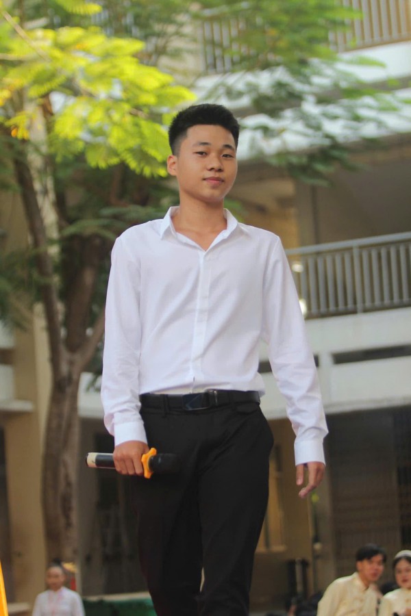 Gặp nam sinh hát nhạc đỏ gây bão mạng: Nhiều bất ngờ Gặp nam sinh hát nhạc đỏ gây bão mạng: Nhiều bất ngờ