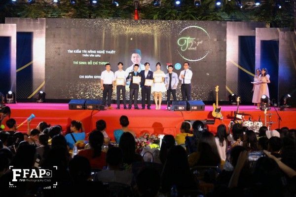 Gặp nam sinh hát nhạc đỏ gây bão mạng: Nhiều bất ngờ Gặp nam sinh hát nhạc đỏ gây bão mạng: Nhiều bất ngờ