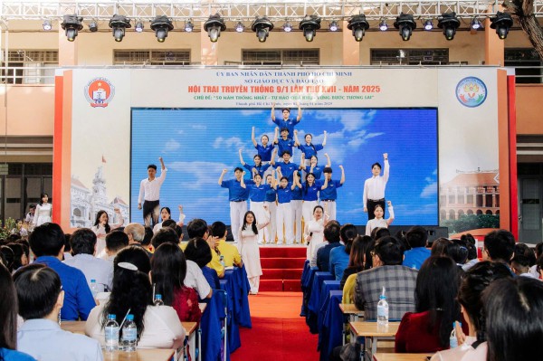 Gặp nam sinh hát nhạc đỏ gây bão mạng: Nhiều bất ngờ Gặp nam sinh hát nhạc đỏ gây bão mạng: Nhiều bất ngờ