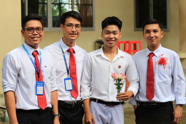 Gặp nam sinh hát nhạc đỏ gây bão mạng: Nhiều bất ngờ Gặp nam sinh hát nhạc đỏ gây bão mạng: Nhiều bất ngờ