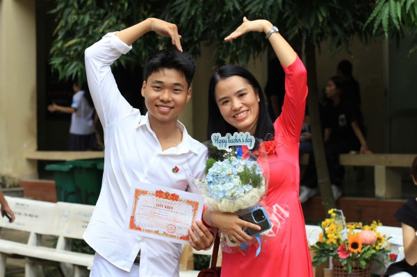 Gặp nam sinh hát nhạc đỏ gây bão mạng: Nhiều bất ngờ Gặp nam sinh hát nhạc đỏ gây bão mạng: Nhiều bất ngờ