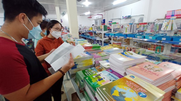 Giá sách giáo khoa lớp 4, 8, 11 cao hơn 3 lần: Nhà xuất bản nói gì? Giá sách giáo khoa lớp 4, 8, 11 cao hơn 3 lần: Nhà xuất bản nói gì?