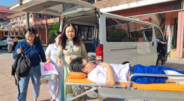 Giám đốc Sở GD-ĐT Quảng Trị đẩy xe cho thí sinh bị gãy chân vào phòng thi