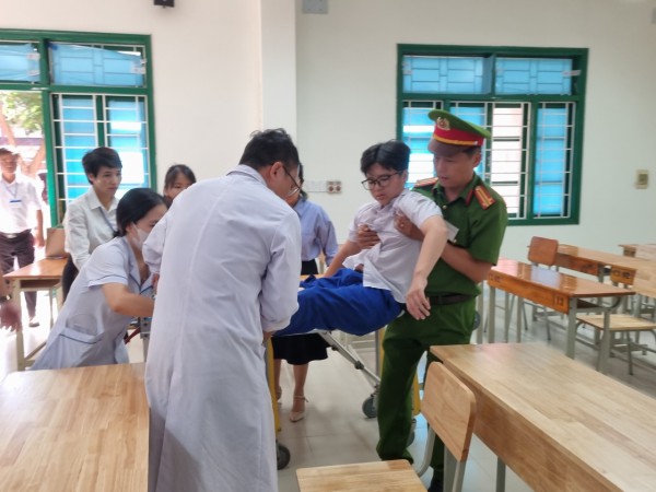 Giám đốc Sở GD-ĐT Quảng Trị đẩy xe cho thí sinh bị gãy chân vào phòng thi
