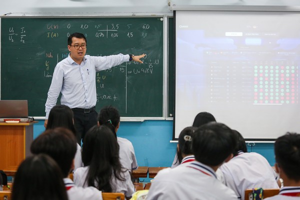 Giảm lệ thuộc vào SGK: Cần cơ chế cho giáo viên dám đổi mới