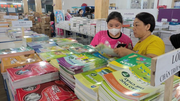 Giảm lệ thuộc vào sách giáo khoa là tất yếu Giảm lệ thuộc vào sách giáo khoa là tất yếu