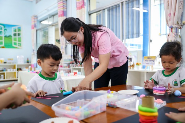 Giảm tải 'áp lực báo cáo' cho giáo viên mầm non, cách nào?