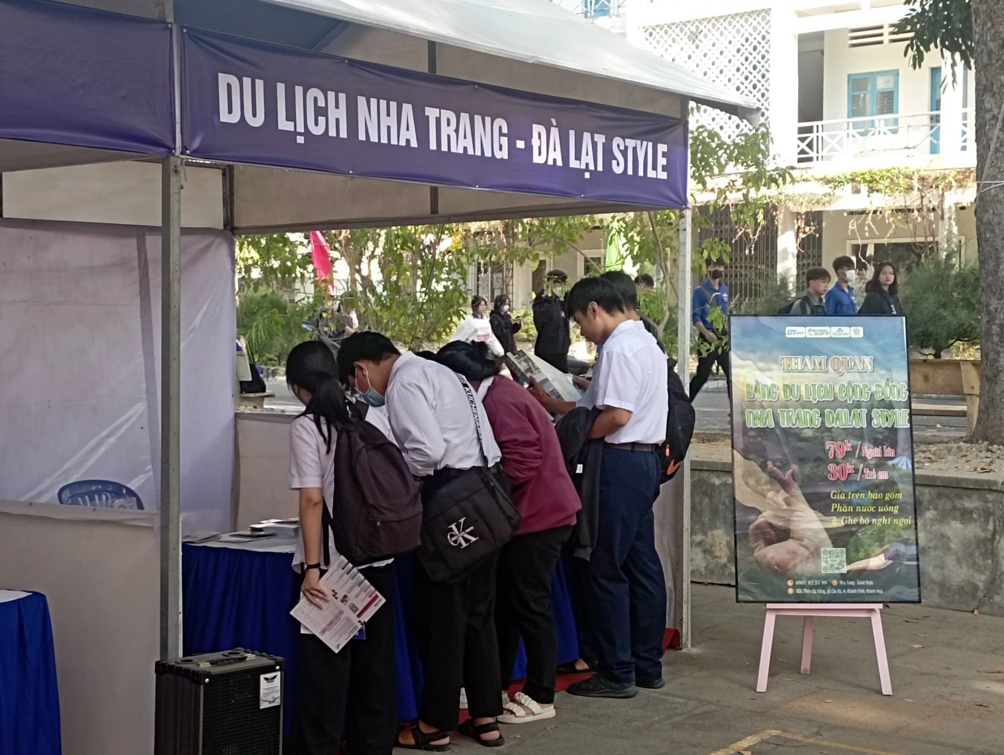 Gian hàng tư vấn mùa thi Nha Trang thu hút hàng ngàn học sinh Gian hàng tư vấn mùa thi Nha Trang thu hút hàng ngàn học sinh