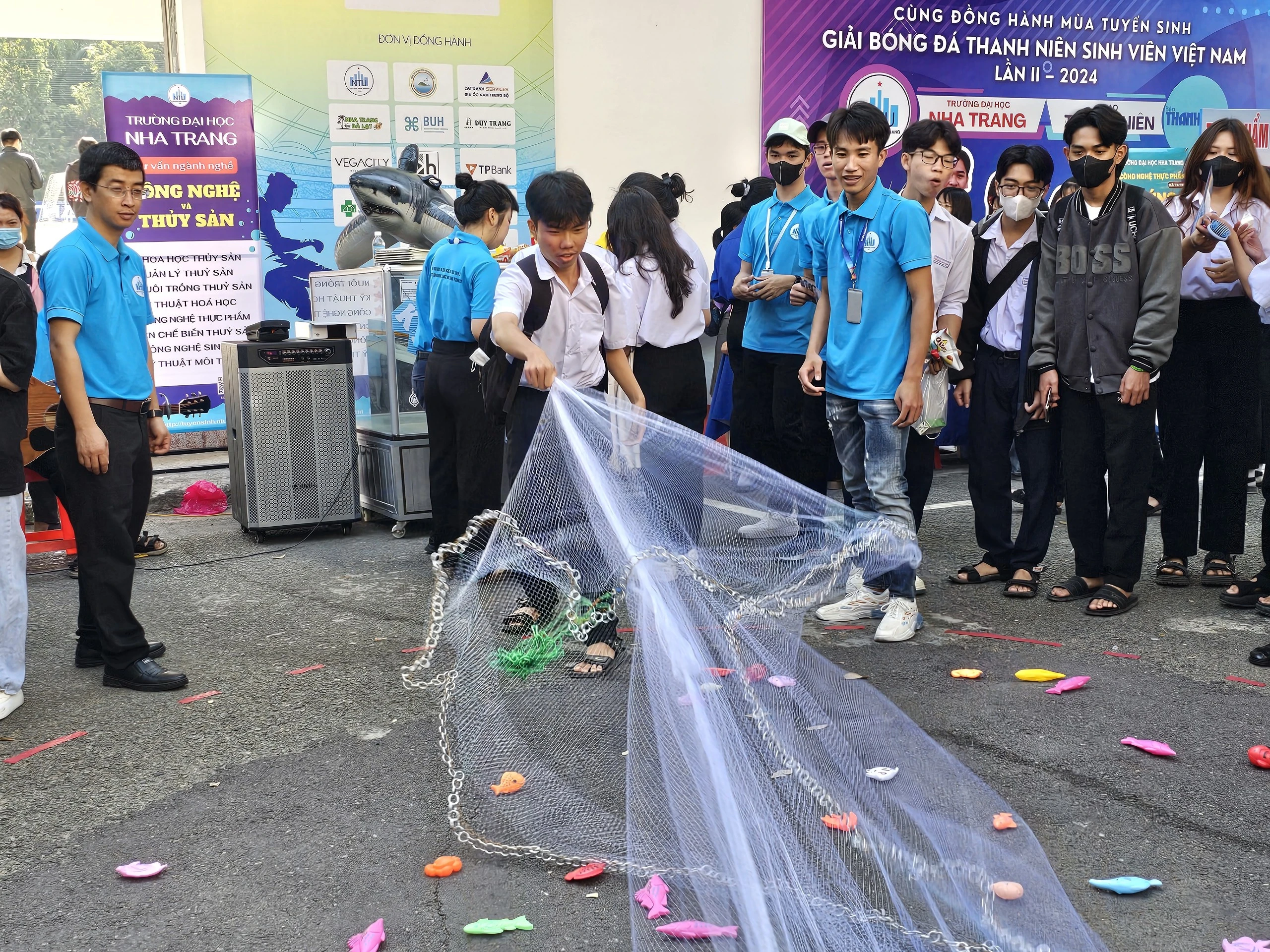 Gian hàng tư vấn mùa thi Nha Trang thu hút hàng ngàn học sinh Gian hàng tư vấn mùa thi Nha Trang thu hút hàng ngàn học sinh