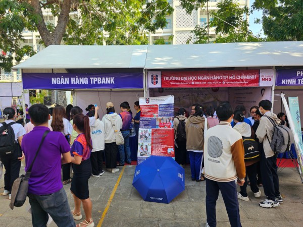 Gian hàng tư vấn mùa thi Nha Trang thu hút hàng ngàn học sinh Gian hàng tư vấn mùa thi Nha Trang thu hút hàng ngàn học sinh