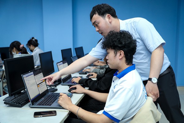 Giảng viên làm gì để cạnh tranh tri thức với AI?