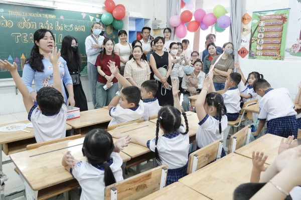 Giáo dục không chỉ là nhà trường 'tự gánh'